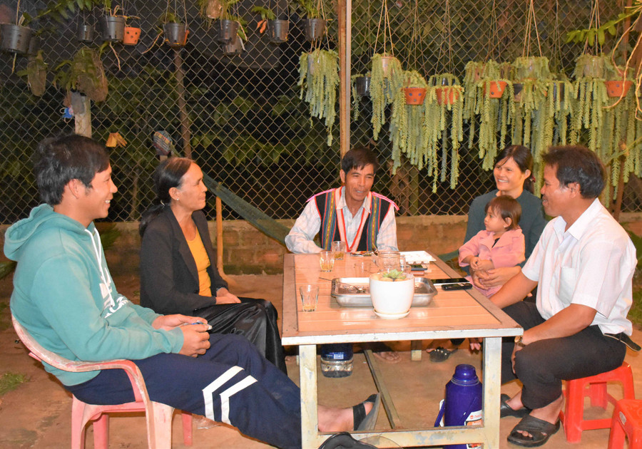 Ông Siu Mơr (ngồi giữa) luôn nhắc nhở con cháu trong dòng họ phải đặc biệt quan tâm đến công tác giáo dục (ảnh chụp trước tháng 4-2021). Ảnh: Trần Dung