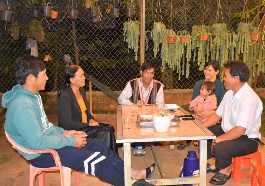 Ông Siu Mơr (ngồi giữa) luôn nhắc nhở con cháu trong dòng họ phải đặc biệt quan tâm đến công tác giáo dục (ảnh chụp trước tháng 4-2021). Ảnh: Trần Dung