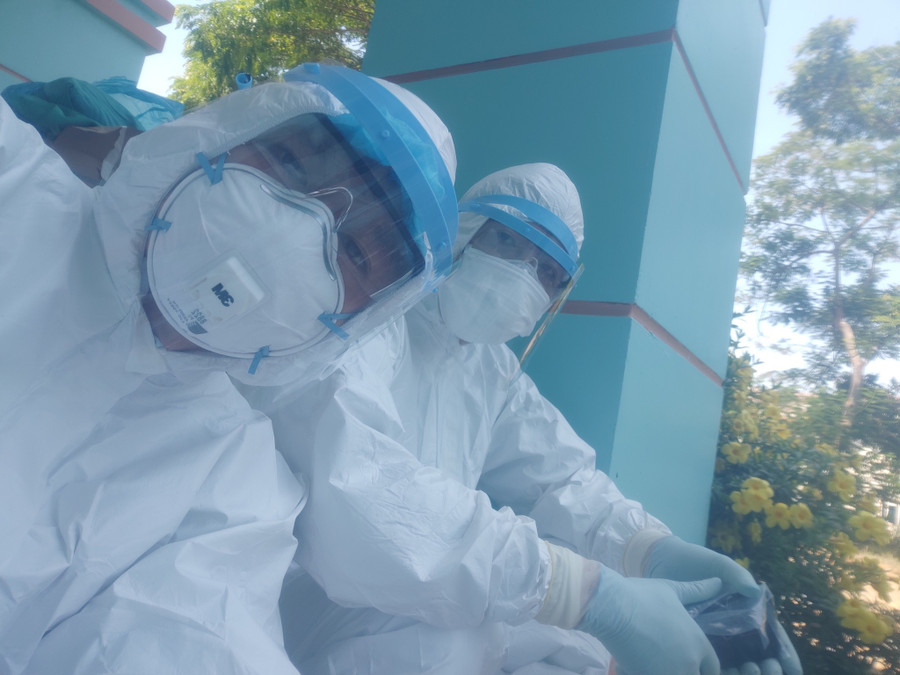 Các bác sĩ sau khi sinh mổ xong cho sản phụ F0. ẢNH: CƠ SỞ 2 TRUNG TÂM Y TẾ H.BÌNH SƠN CUNG CẤP