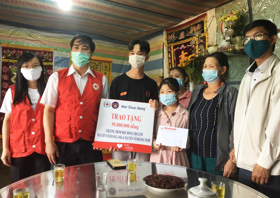  Hội Chữ thập đỏ tỉnh Gia Lai trao tiền học bổng hỗ trợ 2 anh em Nguyễn Võ Hoàng Anh và Nguyễn Võ Hoàng Nghi. Ảnh: Hồng Ngọc