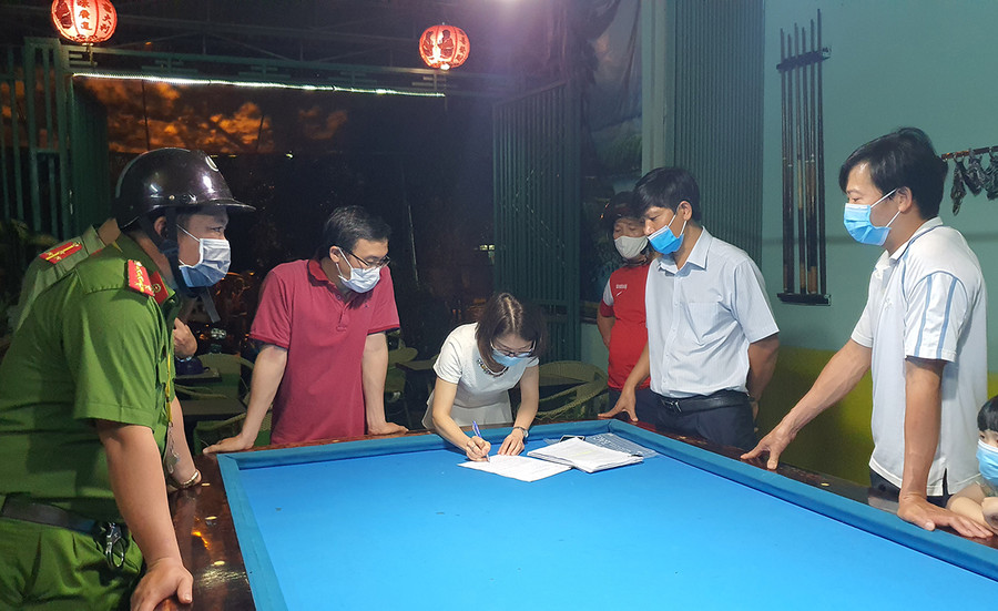 Đoàn kiểm tra liên ngành lĩnh vực văn hóa TP. Pleiku lập biên bản xử phạt cơ sở kinh doanh bida không chấp hành quy định tạm dừng kinh doanh. Ảnh: Bá Bính Đoàn kiểm tra liên ngành lĩnh vực văn hóa TP. Pleiku lập biên bản xử phạt cơ sở kinh doanh bida không chấp hành quy định tạm dừng kinh doanh. Ảnh: Bá Bính