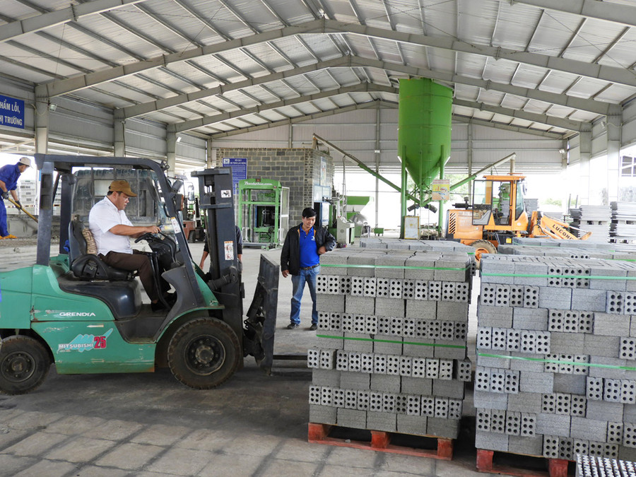  Sử dụng vật liệu không nung tại các công trình xây dựng góp phần bảo vệ tài nguyên và môi trường. Ảnh: Thanh Nhật
