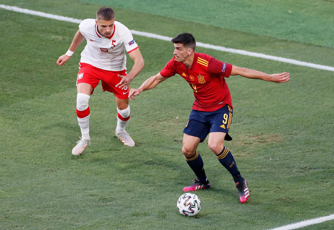 Gerard Moreno xông xáo trước sự đeo bám của Jan Bednarek