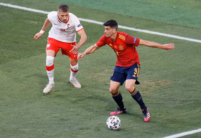 Gerard Moreno xông xáo trước sự đeo bám của Jan Bednarek