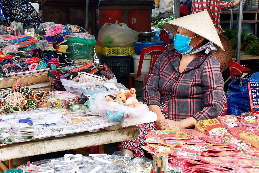 Tiểu thương tại Trung tâm Thương mại Pleiku đã nêu cao ý thức trong việc sử dụng khẩu trang nơi công cộng.