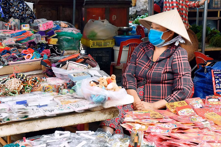 Tiểu thương tại Trung tâm Thương mại Pleiku đã nêu cao ý thức trong việc sử dụng khẩu trang nơi công cộng.