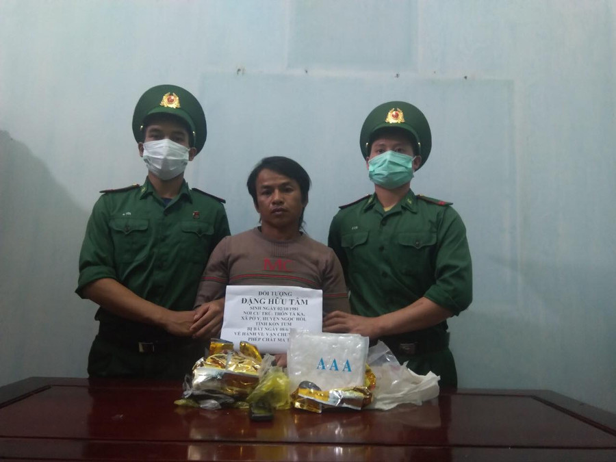 Đặng Hữu Tâm cùng tang vật tại cơ quan điều tra. Ảnh: Biên phòng Kon Tum  Đặng Hữu Tâm cùng tang vật tại cơ quan điều tra. Ảnh: Biên phòng Kon Tum