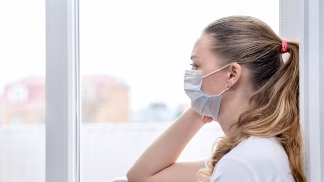 Một trong 12 hội chứng kéo dài hậu Covid-19 là rối loạn cảm xúc, lo lắng hoặc trầm cảm. Ảnh: SHUTTERSTOCK