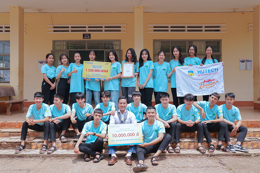  Tập thể lớp 12A5-Trường THPT Nguyễn Bỉnh Khiêm với áo đồng phục thiết kế đạt giải. Ảnh: Mộc Trà