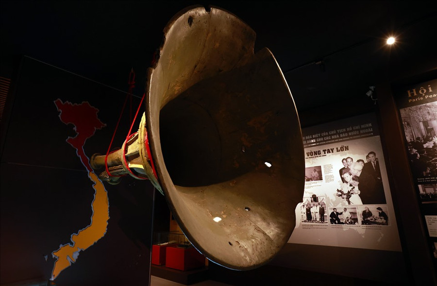 Những chiếc loa phát thanh công suất lớn được đặt tại vĩ tuyến 17 – bờ Bắc sông Bến Hải. Đây là 1 trong 4 chiếc loa lớn nhất với công suất 500W được đặt tại bờ Bắc. Tại đây, hệ thống loa phóng thanh 25W-50W-250W phát liên tục các chương trình ca nhạc, thơ, kịch, dân ca hấp dẫn. Khi Mỹ - Diệm gắn những cụm loa công suất lớn đáp trả, bờ Bắc đã tăng cường một chiếc loa đại, công suất 500W, thuận gió có thể truyền xa 10km, đến Cửa Việt, Gio An...