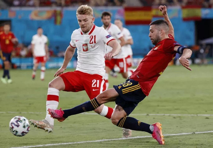 Jordi Alba và Kamil Jozwiak vào bóng quyết liệt