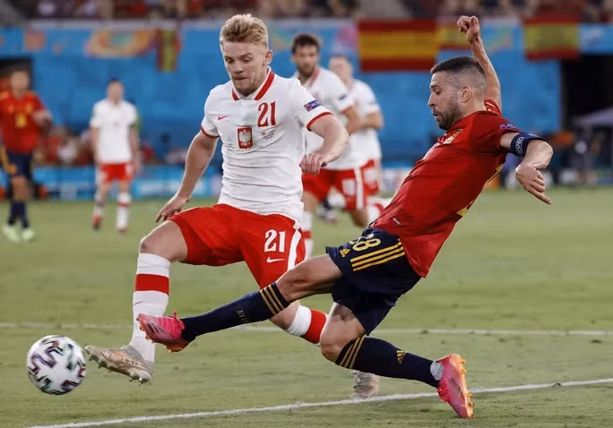 Jordi Alba và Kamil Jozwiak vào bóng quyết liệt