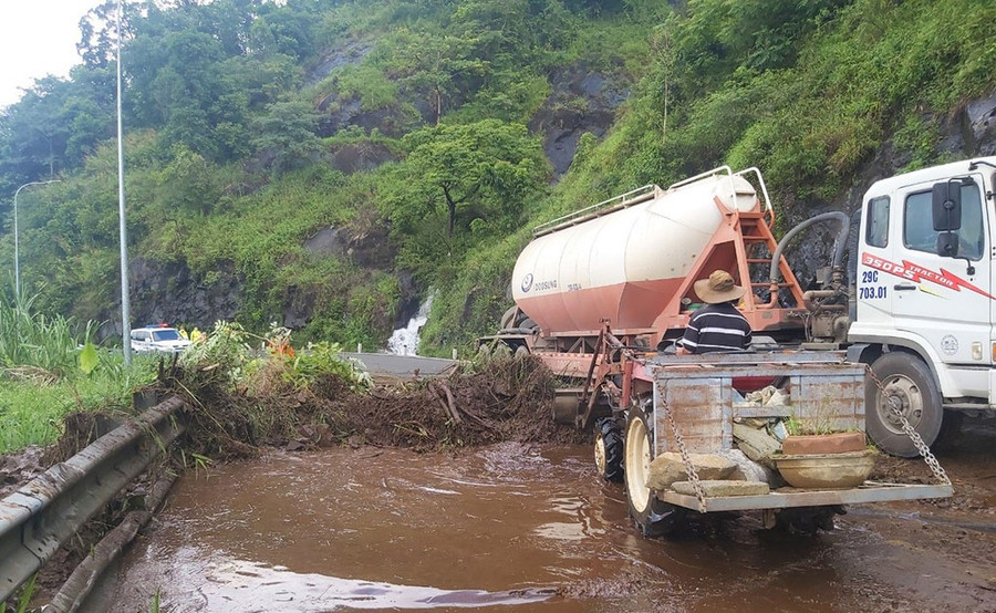 Lực lượng cứu hộ nỗ lực giải tỏa hiện trường vụ sạt lở. ẢNH: TRÙNG DƯƠNG