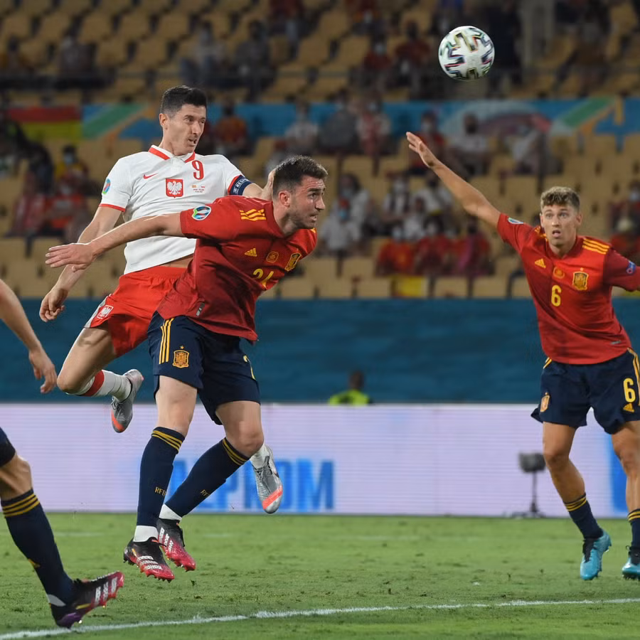 Lewandowski một thoáng chói sáng khi đánh đầu ghi bàn gỡ hòa cho tuyển Ba Lan ở trận gặp Tây Ban Nha rạng sáng 20.6. Ảnh: AFP