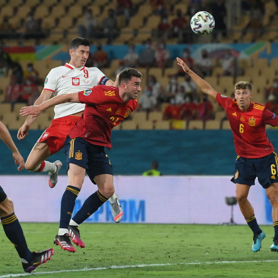 Lewandowski một thoáng chói sáng khi đánh đầu ghi bàn gỡ hòa cho tuyển Ba Lan ở trận gặp Tây Ban Nha rạng sáng 20.6. Ảnh: AFP