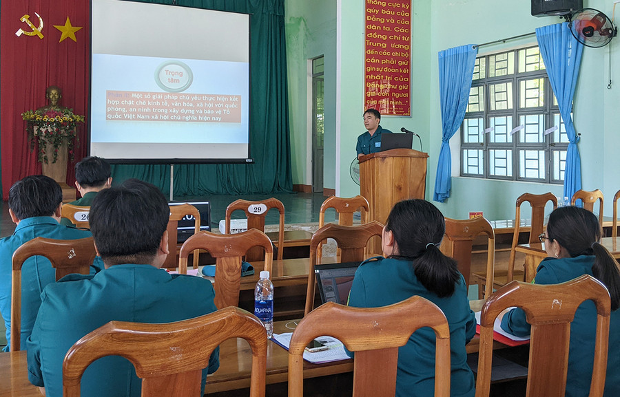 Chính trị viên Ban Chỉ huy Quân sự xã trình bày bài giảng chuyên đề tự chọn giáo dục chính trị pháp luật cho dân quân. Ảnh: Nguyễn Hiền Chính trị viên Ban Chỉ huy Quân sự xã trình bày bài giảng chuyên đề tự chọn giáo dục chính trị pháp luâth cho dân quân. Ảnh: Nguyễn Hiền
