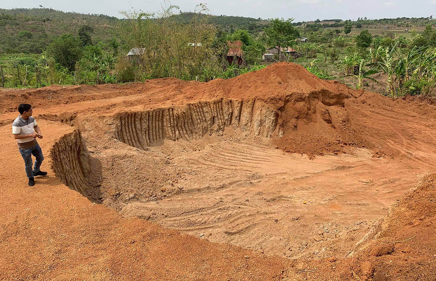  Khu vực Công ty TNHH Xây dựng và Thương mại Thành Trung tự ý dùng xe múc đất vận chuyển đi nơi khác. Ảnh: Hà Phương