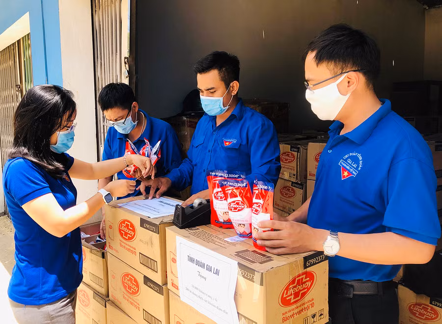 Đoàn viên, thanh niên Chi Đoàn cơ quan Tỉnh Đoàn đóng gói nước rửa tay sát khuẩn gửi Trung tâm cách ly y tế tỉnh. Ảnh: Phan Lài