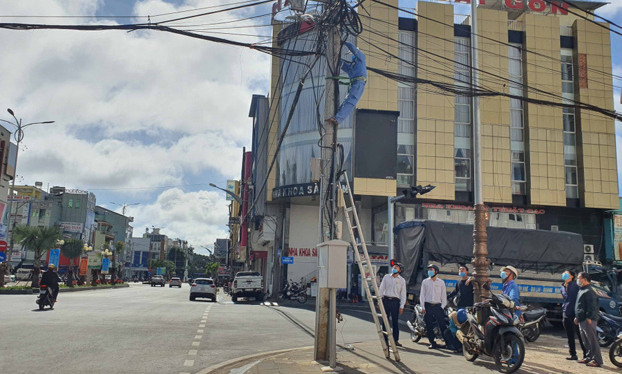 Các đơn vị phối hợp thu hồi cáp viễn thông không sử dụng tại đoạn đường Trần Phú
