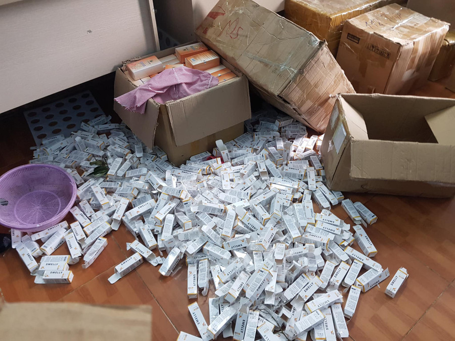Gần 1 tấn mỹ phẩm giả được đóng trong các thùng lớn, chuẩn bị tuồn ra thị trường thì bị phát hiện - Ảnh Kiến Trần Gần 1 tấn mỹ phẩm giả được đóng trong các thùng lớn, chuẩn bị tuồn ra thị trường thì bị phát hiện - Ảnh Kiến Trần