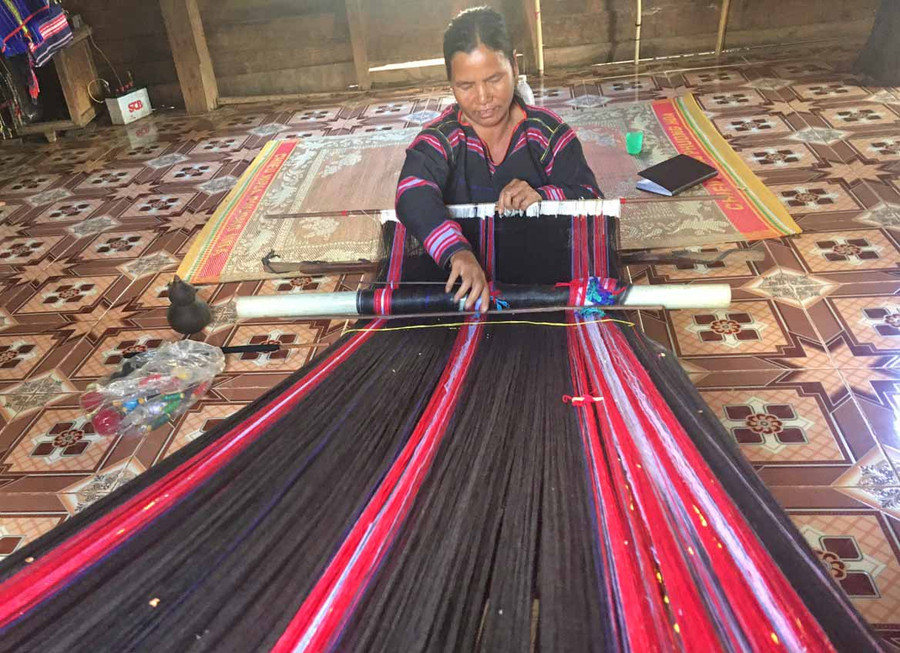 Bà H’Ly (làng Thông A, thị trấn Nhơn Hòa, huyện Chư Pưh) dệt thổ cẩm để bán. Ảnh: R.P