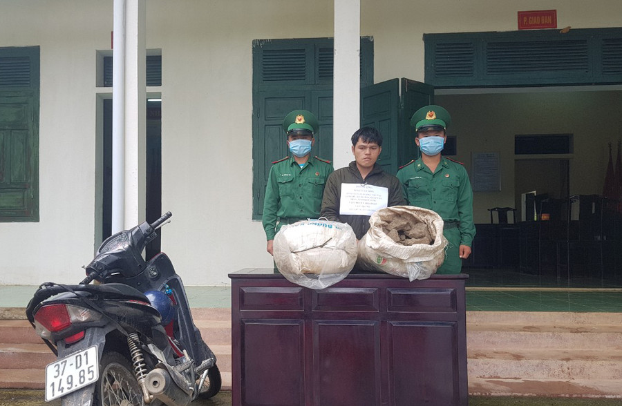 Đối tượng Kha Văn Són và tang vật. Ảnh: VL Đối tượng Kha Văn Són và tang vật. Ảnh: VL