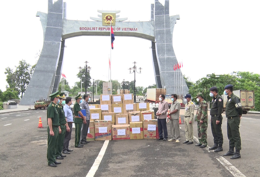 Huyện Đức Cơ trao tặng số hiện vật hỗ trợ công tác phòng-chống dịch cho huyện Ozadav (tỉnh Ratanakiri, Vương quốc Campuchia). Ảnh: Lê Văn Châu