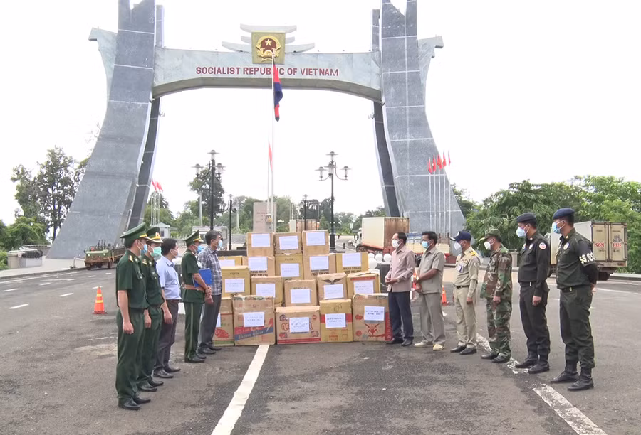 Huyện Đức Cơ trao tặng số hiện vật hỗ trợ công tác phòng-chống dịch cho huyện Ozadav (tỉnh Ratanakiri, Vương quốc Campuchia). Ảnh: Lê Văn Châu