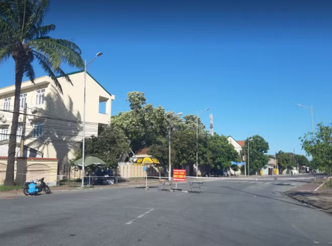 Lực lượng chức năng phong tỏa khu vực dân cư gần nhà BN 11634