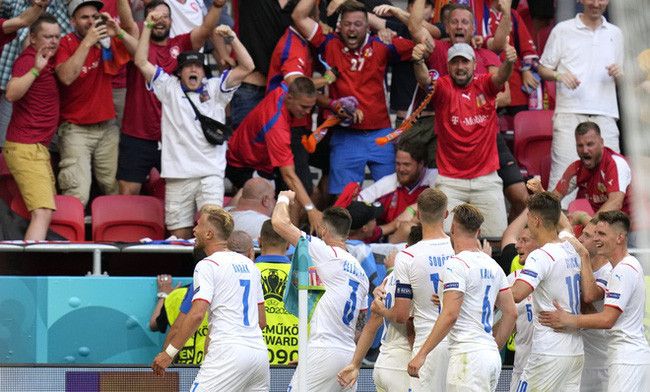 CH Czech đã tạo ra cú sốc đầu tiên ở vòng 1/8 EURO 2020. CH Czech đã tạo ra cú sốc đầu tiên ở vòng 1/8 EURO 2020.