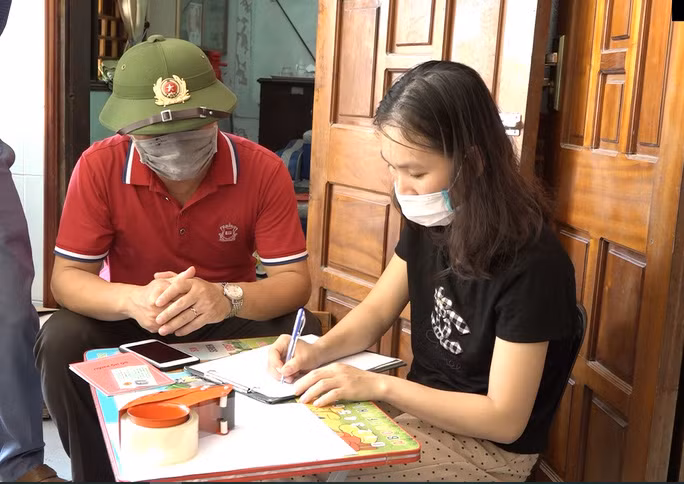  Lực lượng chức năng làm việc với bà Hồ Phương Lan