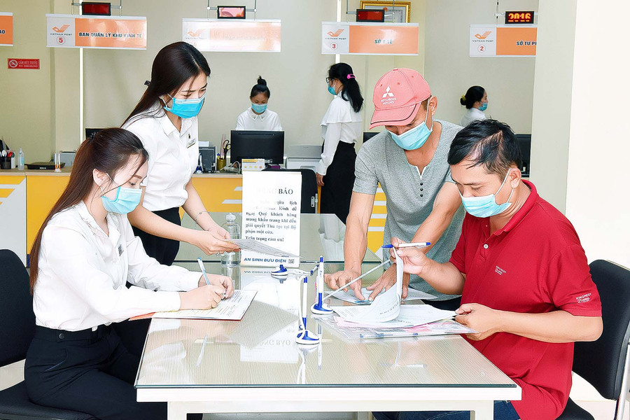 Hướng dẫn doanh nghiệp làm thủ tục hành chính tại Trung tâm Phục vụ hành chính công tỉnh Gia Lai. Ảnh: Đức Thụy  Hướng dẫn doanh nghiệp làm thủ tục hành chính tại Trung tâm Phục vụ hành chính công tỉnh. Ảnh: Đức Thụy