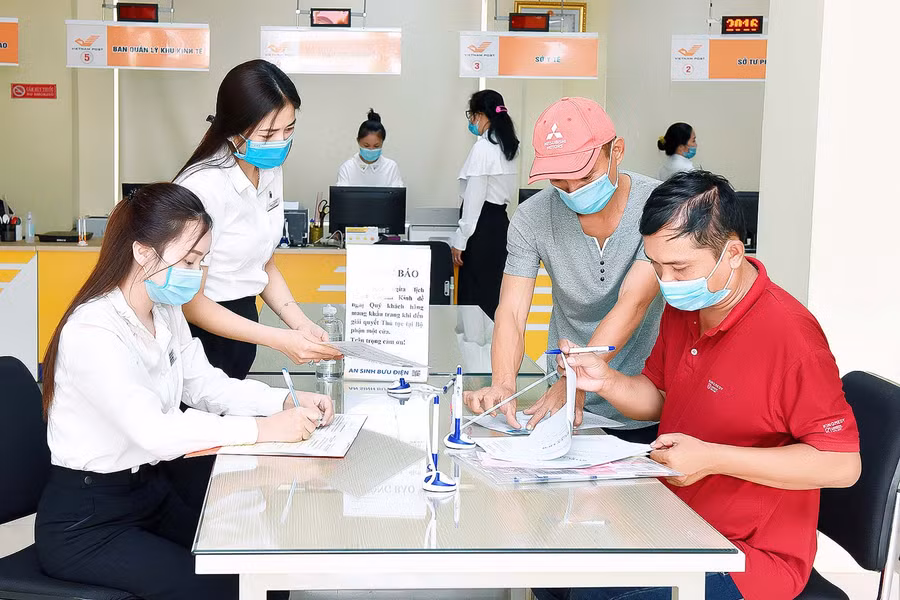  Hướng dẫn doanh nghiệp làm thủ tục hành chính tại Trung tâm Phục vụ hành chính công tỉnh. Ảnh: Đức Thụy