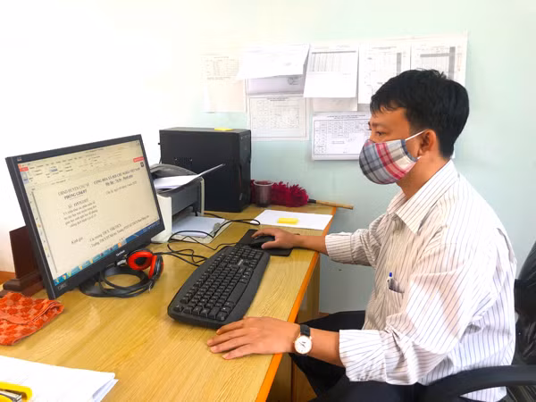 Ban giám hiệu Trường THCS Nguyễn Khuyến triển khai, kiểm tra, giám sát việc thực hiện việc học trực tuyến của thầy, cô và trò. Ảnh: N.T