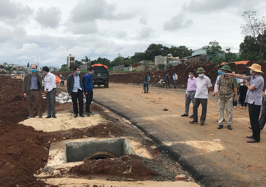 Chủ tịch UBND TP. Pleiku Nguyễn Hữu Quế (bìa phải) cùng lãnh đạo các đơn vị liên quan kiểm tra thực tế. Ảnh: Nguyễn Diệp