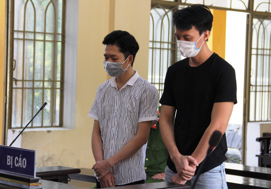 Hai bị cáo Thành và Quang tại phiên tòa ngay 3.6. ẢNH: MẠNH CƯỜNG