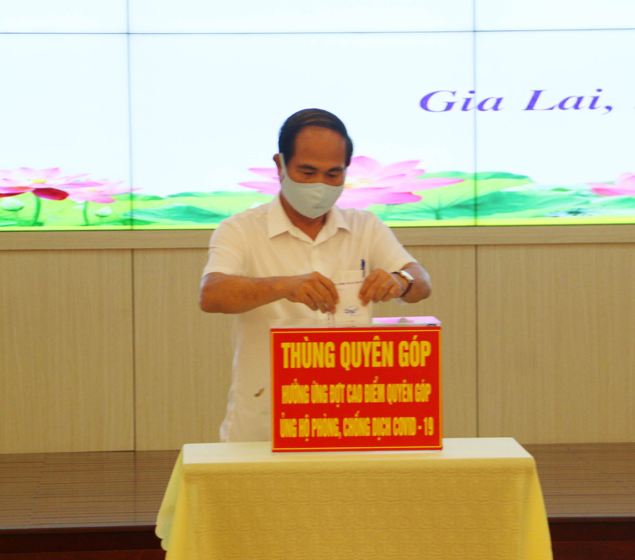 Chủ tịch UBND tỉnh Võ Ngọc Thành tham gia quyên góp. Ảnh: Quang Tấn Chủ tịch UBND tỉnh Võ Ngọc Thành tham gia quyên góp. Ảnh: Quang Tấn