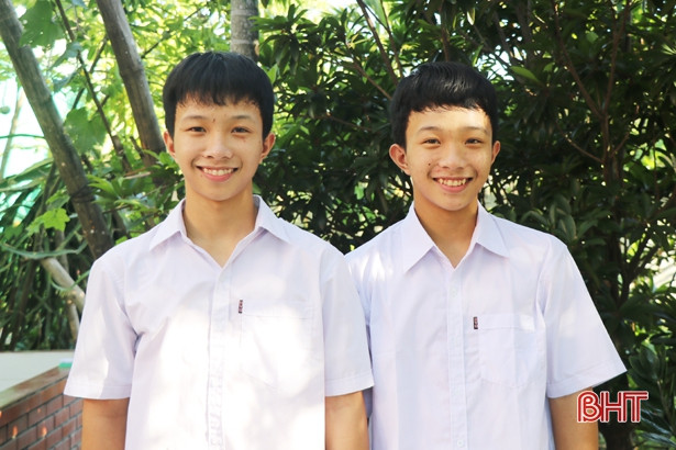 Việc học của 2 anh em luôn có sự đồng hành của mẹ.