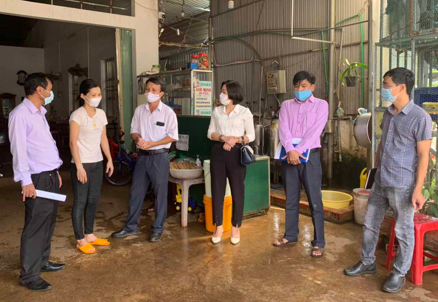 Đoàn công tác của Sở Tài nguyên và Môi trường tuyên truyền cho người dân về lợi ích của việc sử dụng nước sạch thông qua hệ thống cấp nước tập trung. Ảnh: Nhật Hào Đoàn Công tác của Sở Tài nguyên và Môi trường mới đây đã tuyên truyền đến người dân về lợi ích của việc sử dụng nước sạch thông qua hệ thống cấp nước tập trung