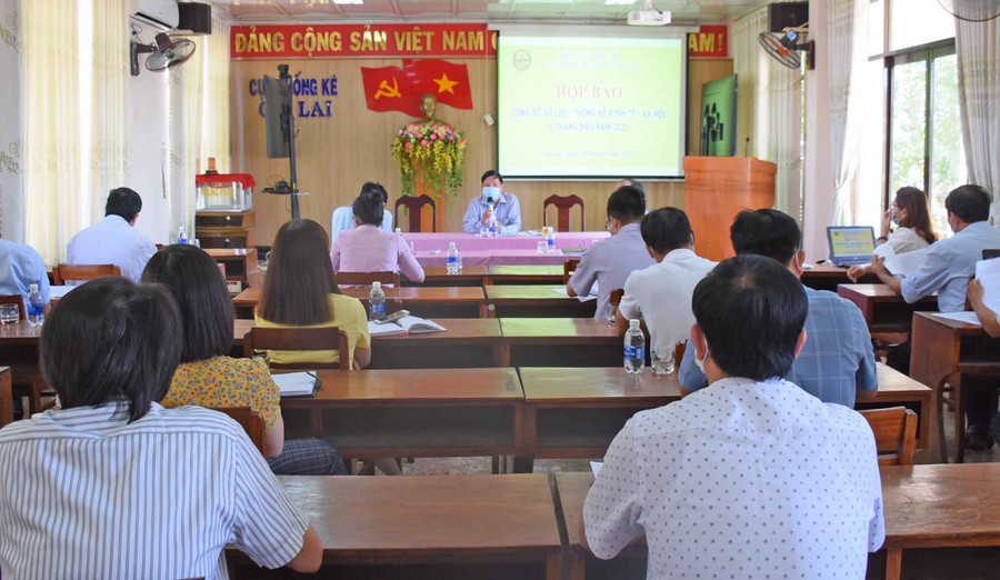 Quang cảnh buổi họp báo (1)