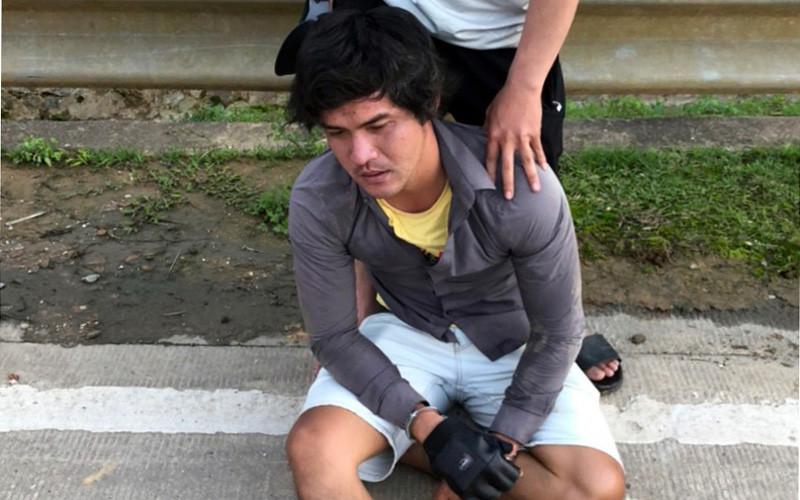 Đối tượng Phan Trọng Hậu khi bị lực lượng công an khống chế Đối tượng Phan Trọng Hậu khi bị lực lượng công an khống chế