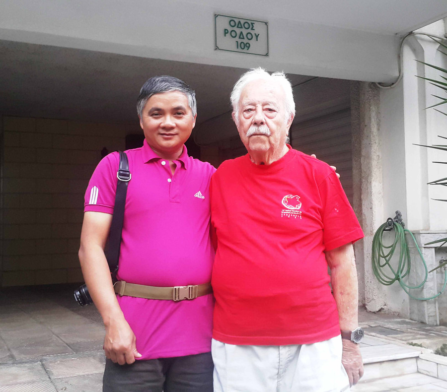 Tác giả và ông Kostas Sarantidis-Nguyễn Văn Lập tại nhà riêng ở Hy Lạp. Ảnh: Nguyễn Trang