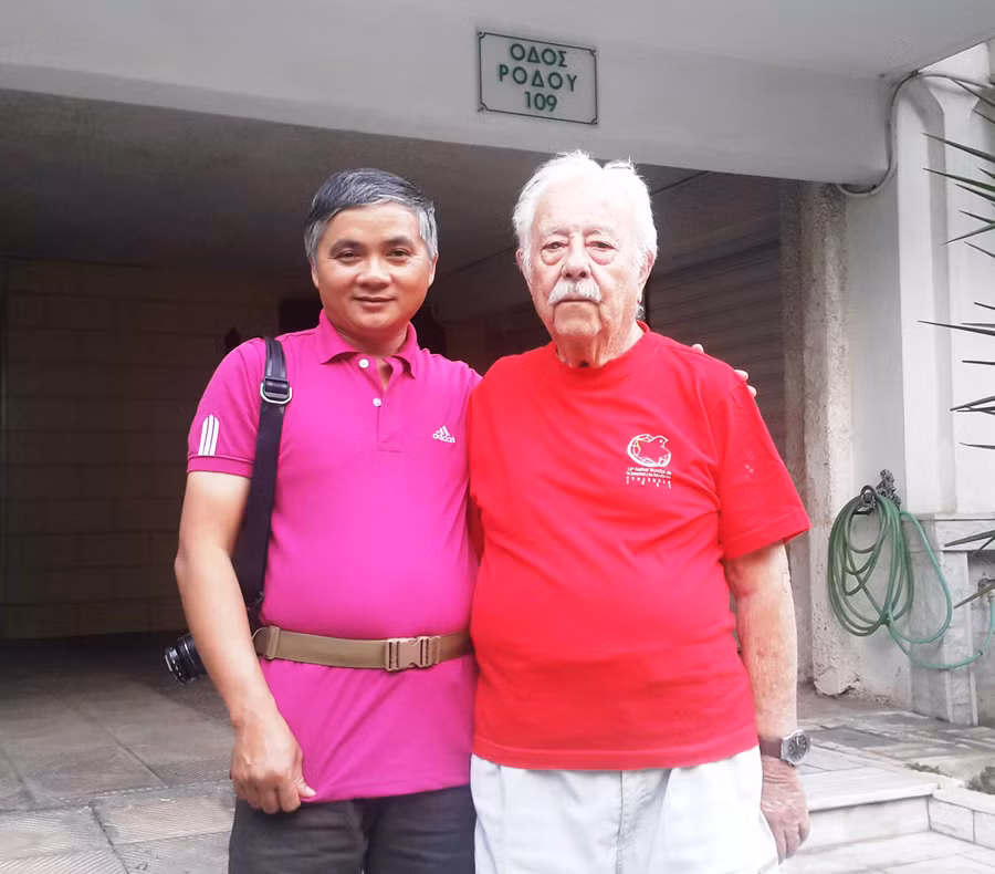 Tác giả và ông Kostas Sarantidis-Nguyễn Văn Lập tại nhà riêng ở Hy Lạp. Ảnh: Nguyễn Trang