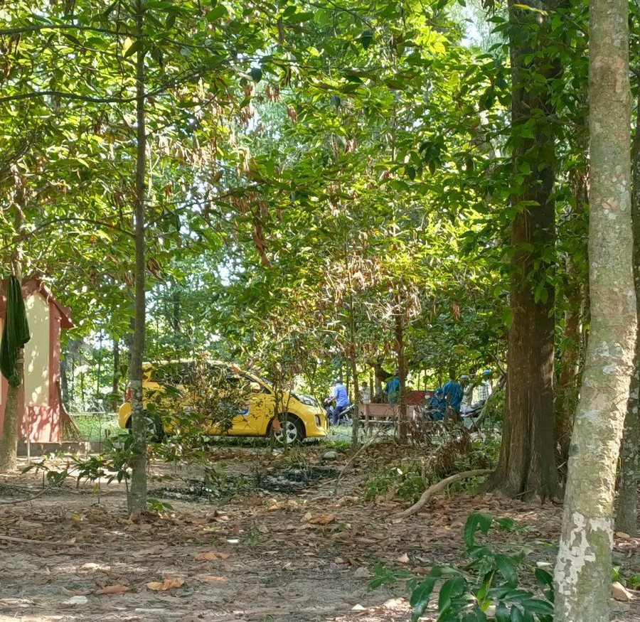 Khu vực nơi phát hiện nam tài xế taxi chết trong tư thế treo cổ. (Ảnh: H.C) Khu vực nơi phát hiện nam tài xế taxi chết trong tư thế treo cổ. (Ảnh: H.C)