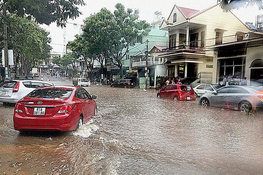 Đường Hoàng Văn Thụ (TP. Pleiku) thường bị ngập vào mùa mưa. Ảnh: Lê Anh  Đường Hoàng Văn Thụ (TP. Pleiku) thường bị ngập vào mùa mưa. Ảnh: Lê Anh