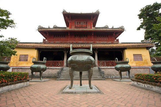 Đỉnh tương ứng gian thờ vua Gia Long đặt hơi nhích về phía trước, vì đây là vị hoàng đế có công khai sáng triều đại nhà Nguyễn (1802-1945). Ảnh: LÊ VĂN NGUYỆN Đỉnh tương ứng gian thờ vua Gia Long đặt hơi nhích về phía trước, vì đây là vị hoàng đế có công khai sáng triều đại nhà Nguyễn (1802-1945). Ảnh: LÊ VĂN NGUYỆN