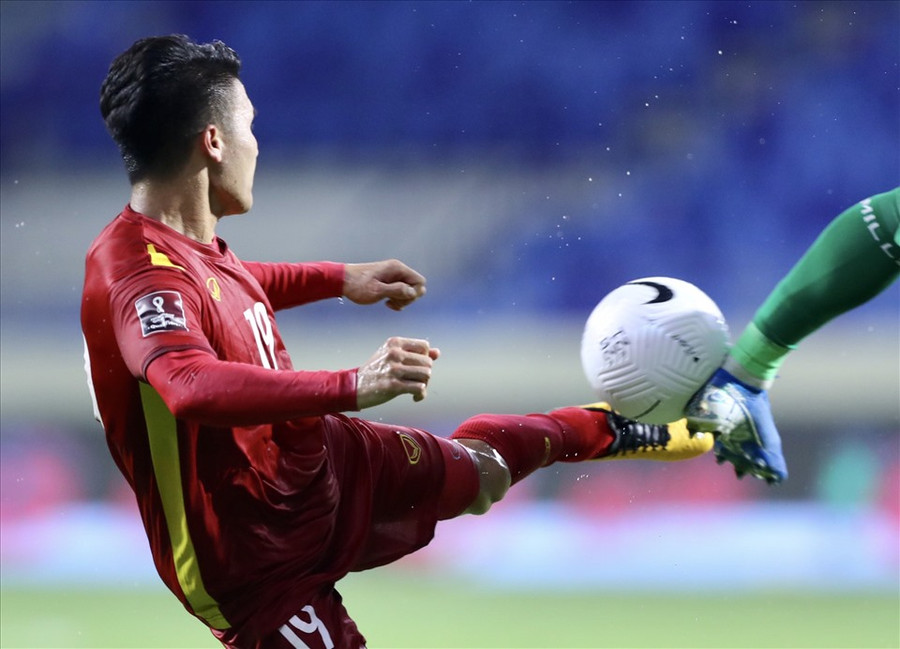 Vượt qua lối chơi rắn của tuyển Indonesia, tuyển Việt Nam đã có chiến thắng 4-0 xứng đáng. Ảnh: Mỹ Trang.