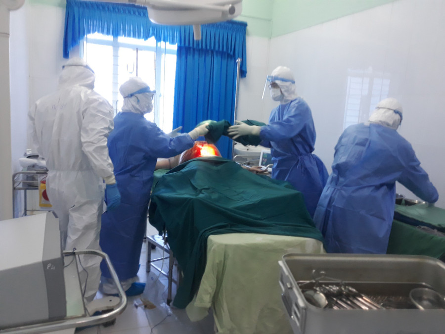 Ca mổ cho sản phụ mắc Covid-19 sinh con tại khu điều trị Covid-19. ẢNH: V.HÙNG