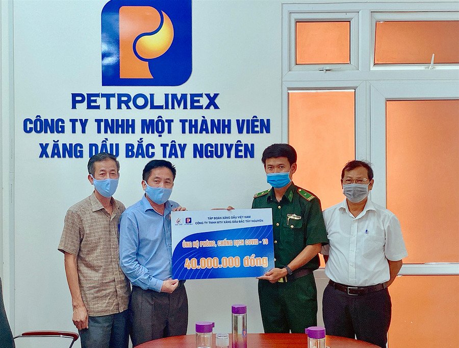  Ông Võ Đình Tiến-Phó Giám đốc Công ty TNHH một thành viên Xăng dầu Bắc Tây Nguyên (thứ hai từ trái sang) trao số tiền ủng hộ cho Đồn Biên phòng Ia Nan dưới sự chứng kiến của Ban liên lạc Kháng chiến tỉnh. Ảnh: Mộc Trà