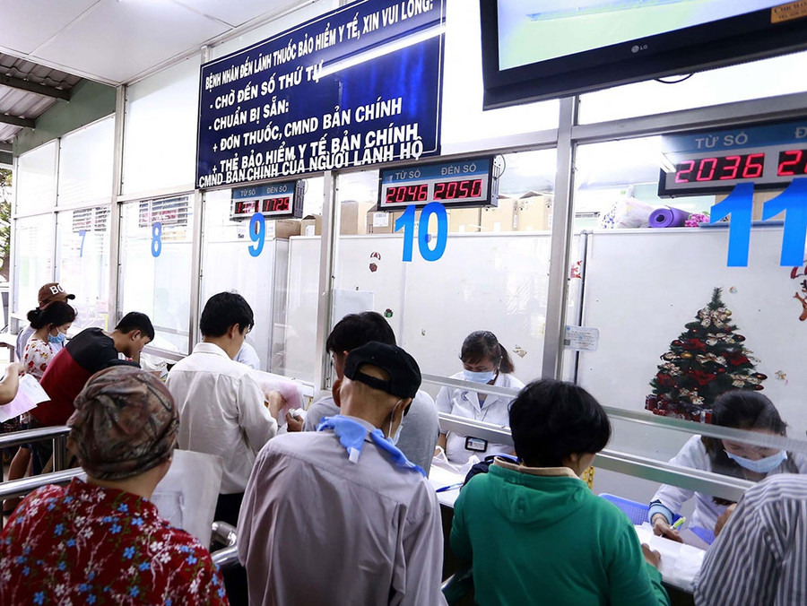 Đóng tiền, lấy thuốc BHYT tại Bệnh viện Chợ Rẫy (TP.HCM) - Ảnh: Trung Dung  Đóng tiền, lấy thuốc BHYT tại Bệnh viện Chợ Rẫy (TP.HCM) - Ảnh: Trung Dung